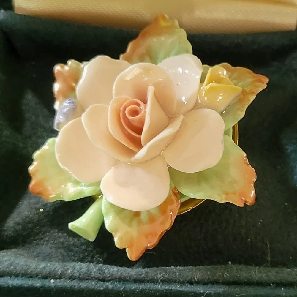 🌹 NWOT Vintage Harrods Cream Rose Brooch – Gold Tone | Elegant Floral Pin